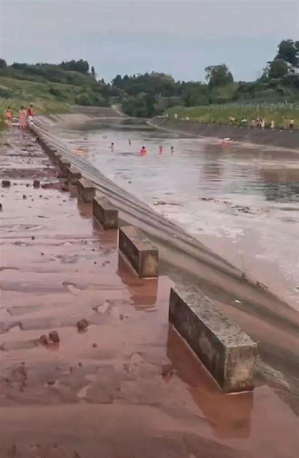 四川遂宁充气游泳池爆炸视频,大型钢架游泳池危险