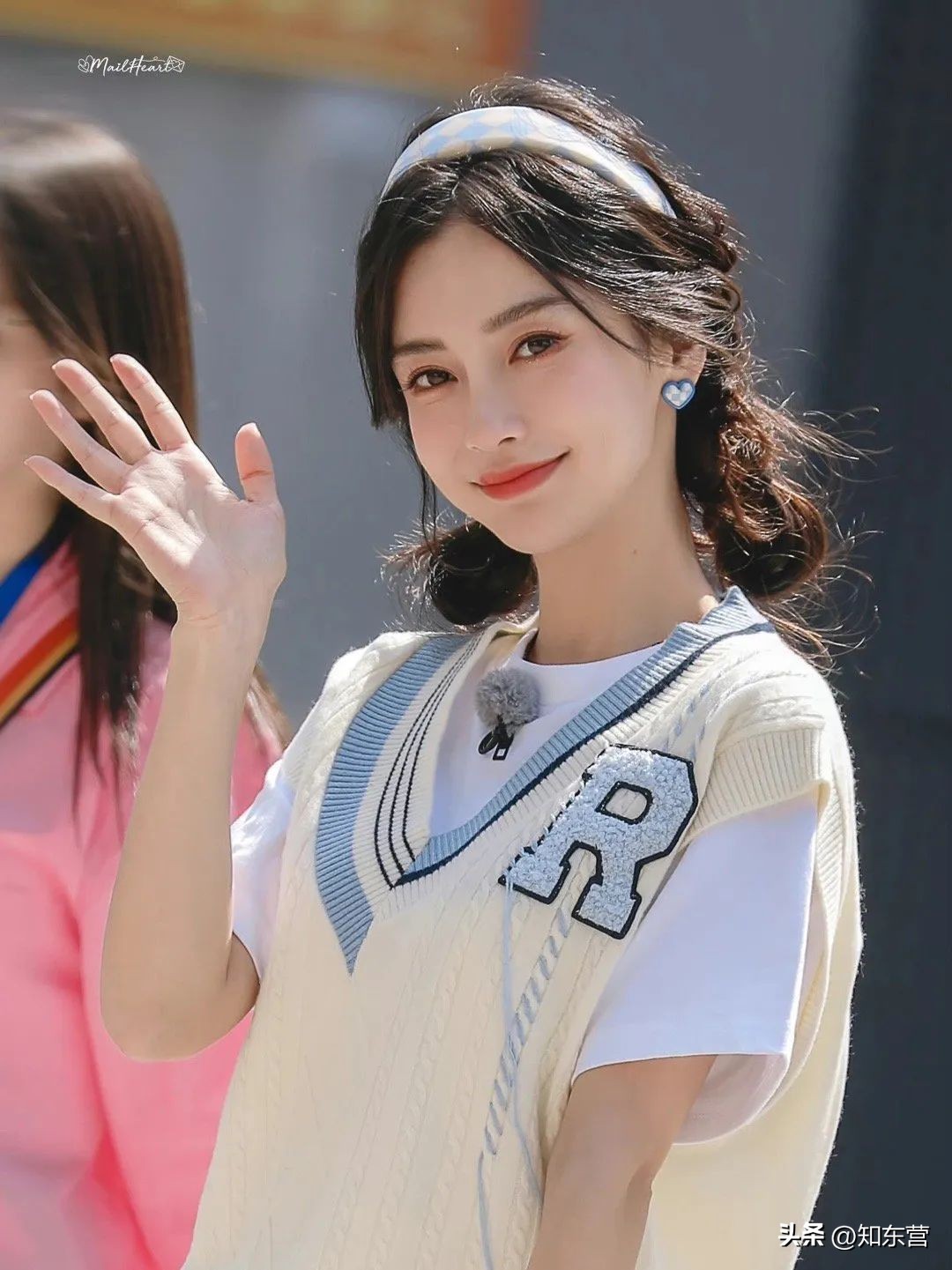 冬天披发好看又显脸小的发型,冬季干净利落减龄的发型