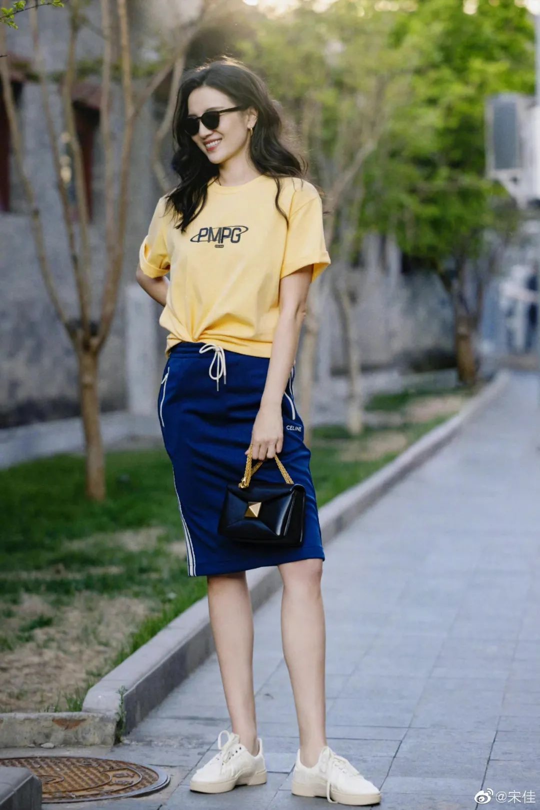 彩色大t恤怎么穿好看,今年时髦宽松t恤