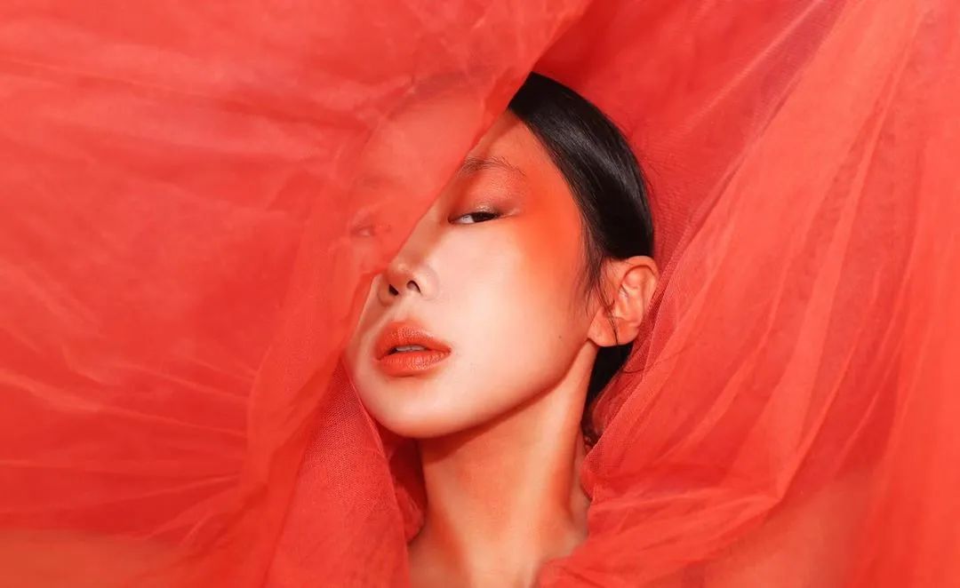 她脱去衣服,在自己皮肤上作画,狂吸63万粉,还能月入百万