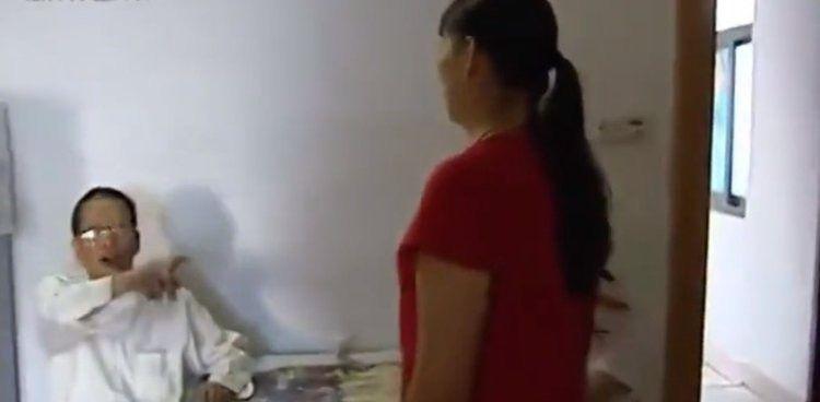 80岁老父恋上俏保姆，子女将两人赶出家门，老人：不同意我就自杀