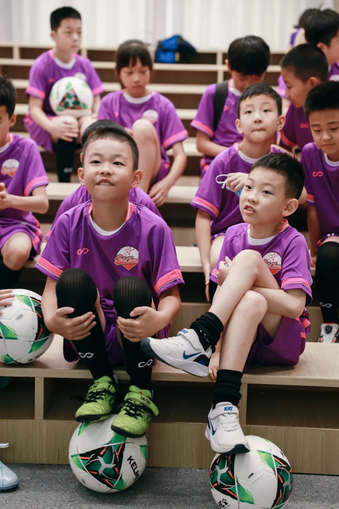 刚入足球队,刚入门踢球