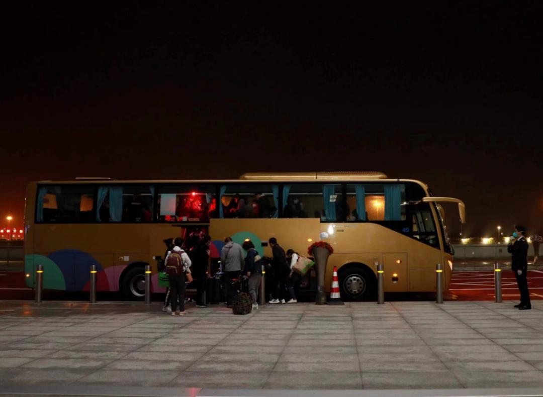 自助签注人山人海！口岸人山人海！直击香港全面通关首日火爆！