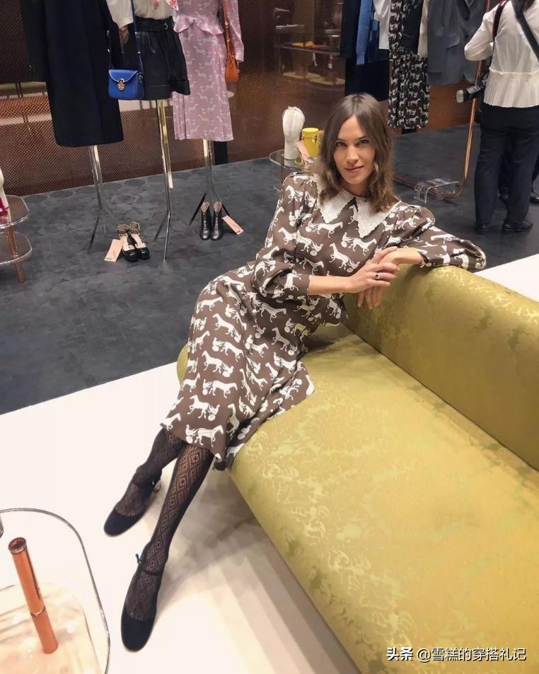 今年流行黑丝配玛丽珍鞋,夏季怎么穿黑色玛丽珍鞋