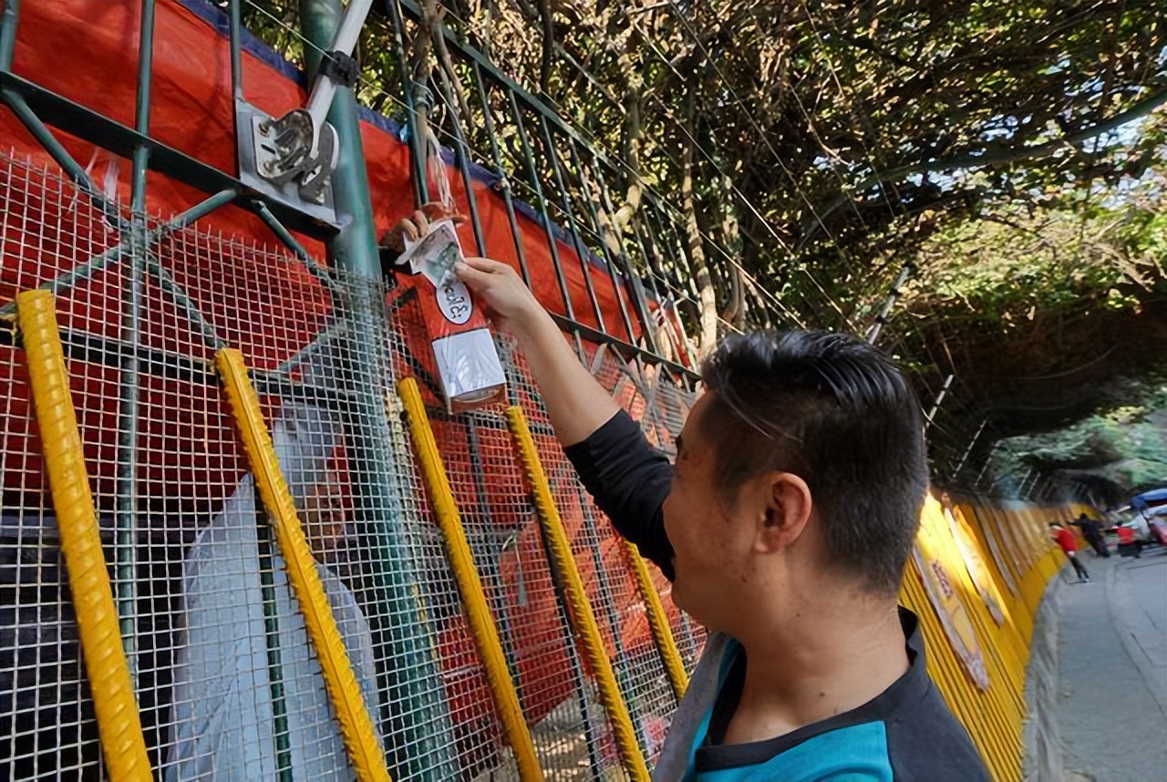 中缅边境铁丝网下交易，中国人大多是瑞丽人，缅甸货价格低廉