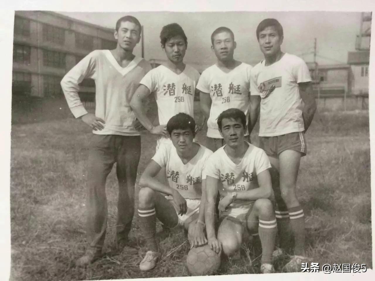 一个爱足球的男生,一个爱踢球的人