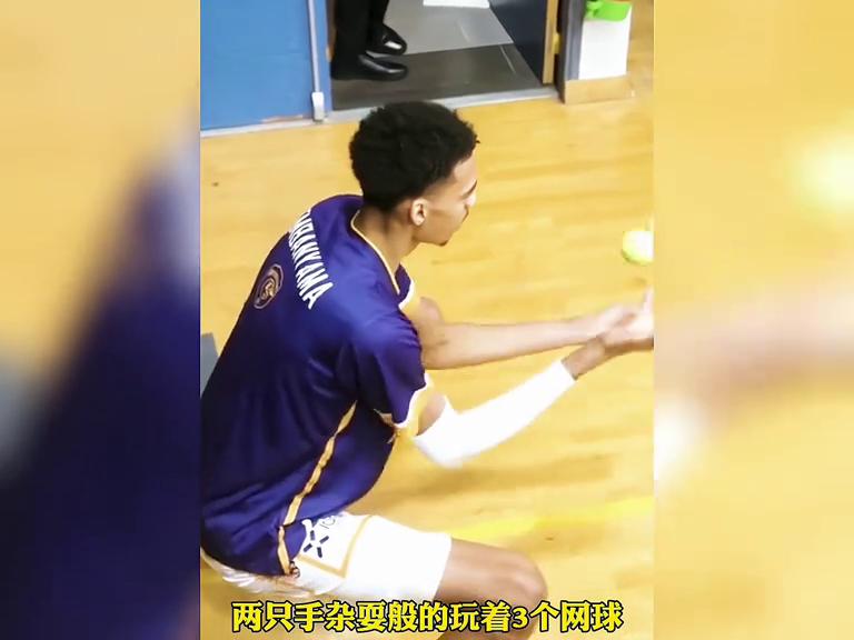 文班亚马单臂隔扣天赋炸裂,90度崴脚真吓人