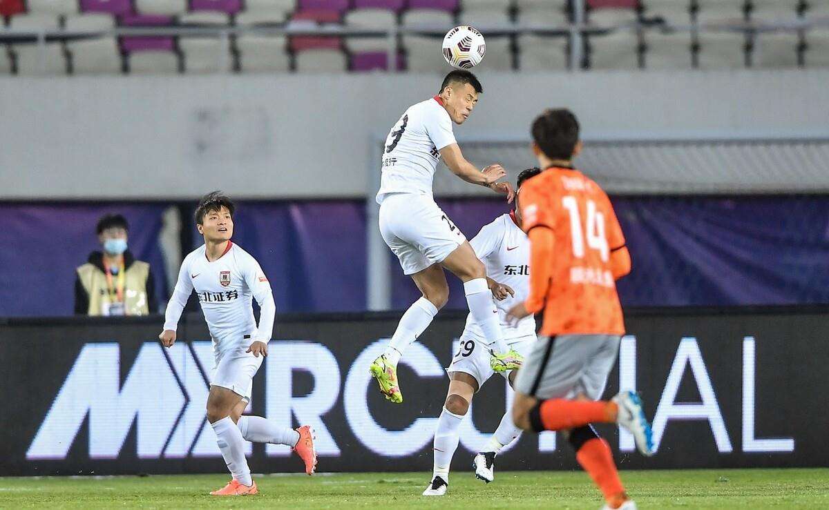 他刚在亚泰发挥渐入佳境，就传出要离队传闻，上赛季表现可圈可点