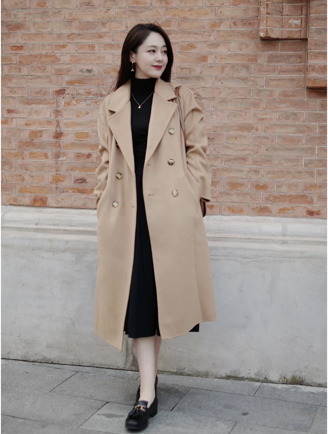 冬季流行鱼尾裙短款羽绒服穿搭,深色羽绒服搭配什么色的半身裙