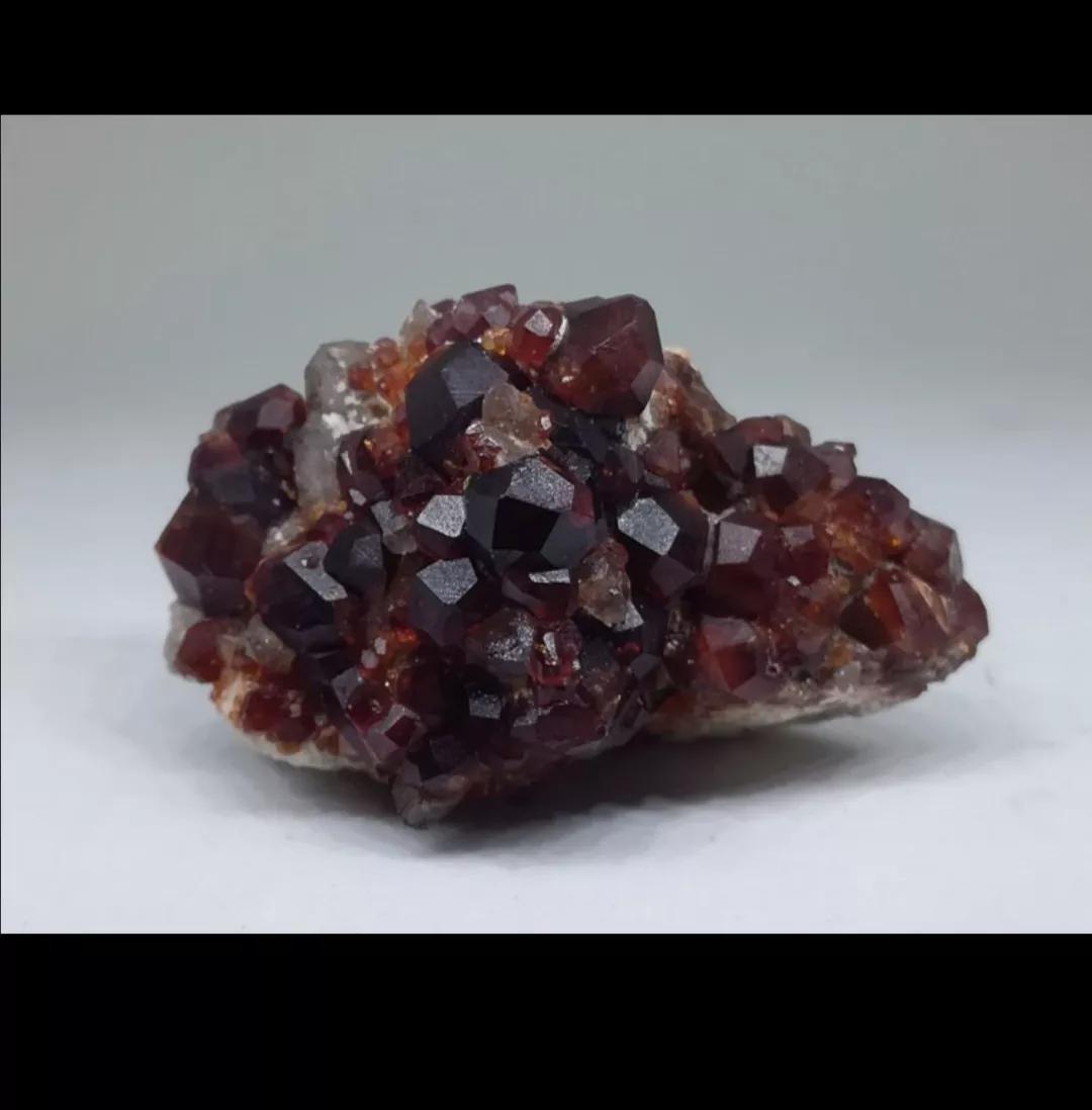 如何辨别石榴石的好坏,怎样才能知道石榴石的好坏