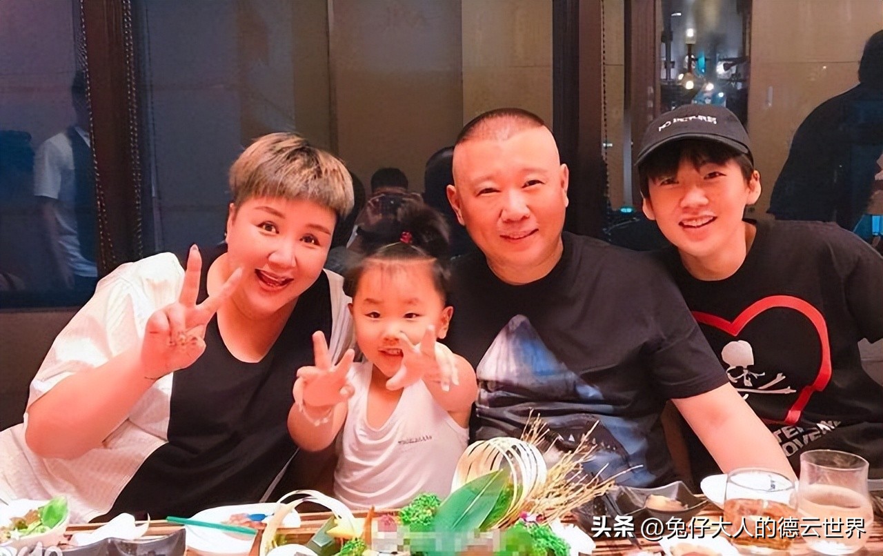 德云社郭德纲和徒弟一起同台,德云社郭德纲于谦同台