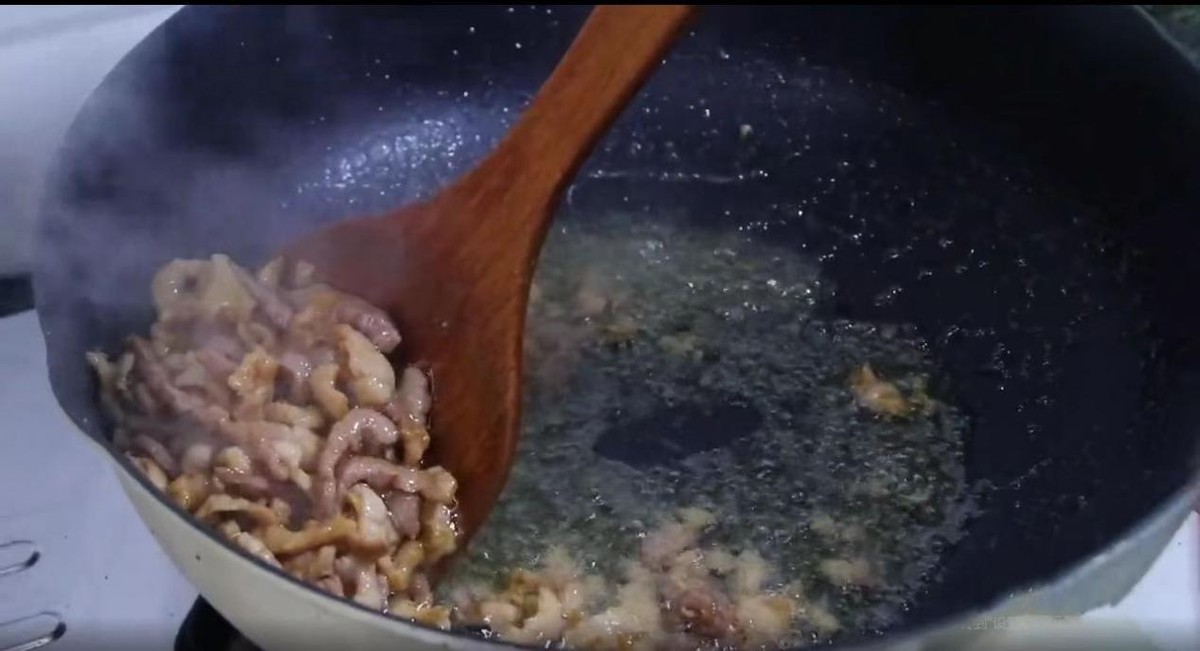 芹菜凉拌怎么做才脆爽,炒芹菜时切记不要焯水和直接炒