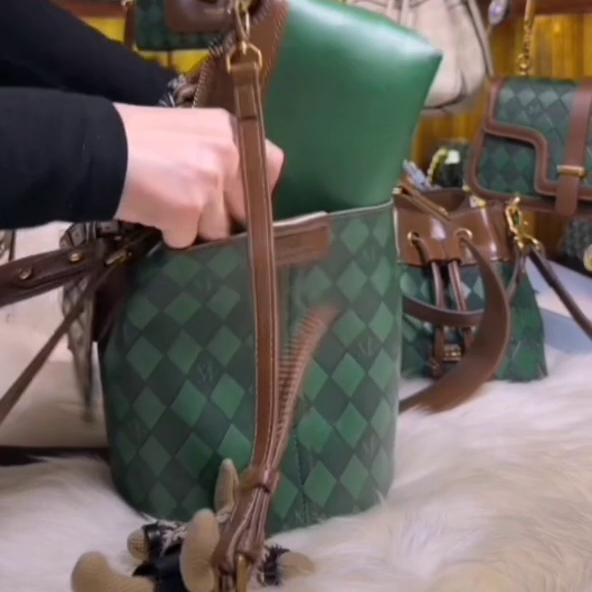 主播全程热情讲解,2022新款绿色小包包