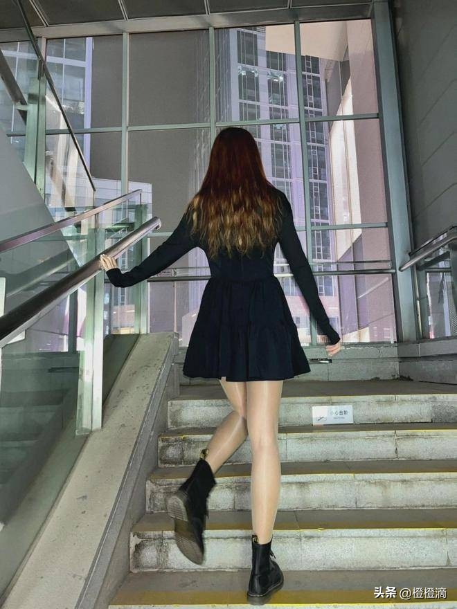 油亮的*袜丝**，始终是我的最爱