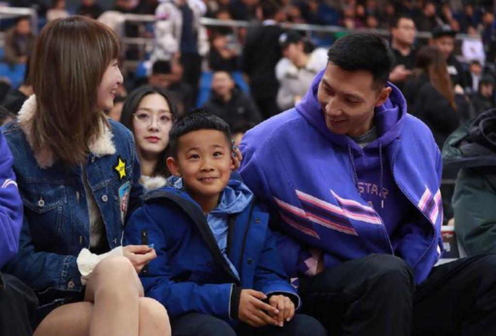 易建联：娶巴西足球宝贝荆灵，婚后连生两胎，如今妻儿都定居美国