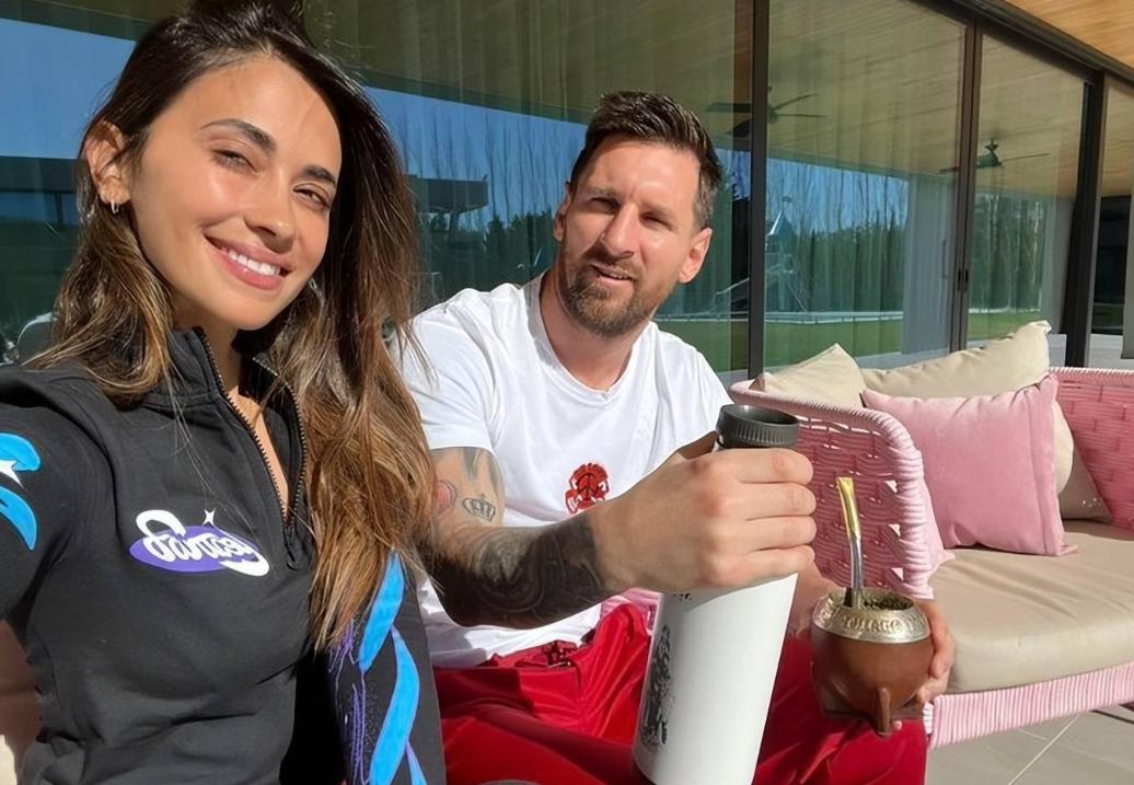 梅西与安东内拉步入婚姻殿堂,梅西情侣装