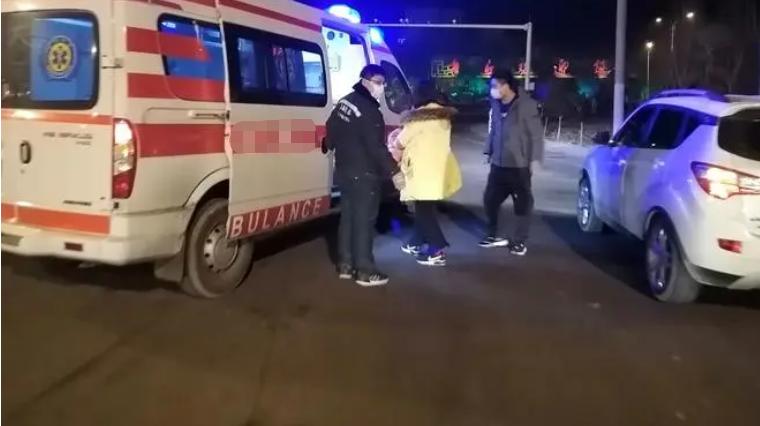 2013年,河北4岁男婴遭石头雨攻击,右手截肢奶奶怒骂:都是你害的