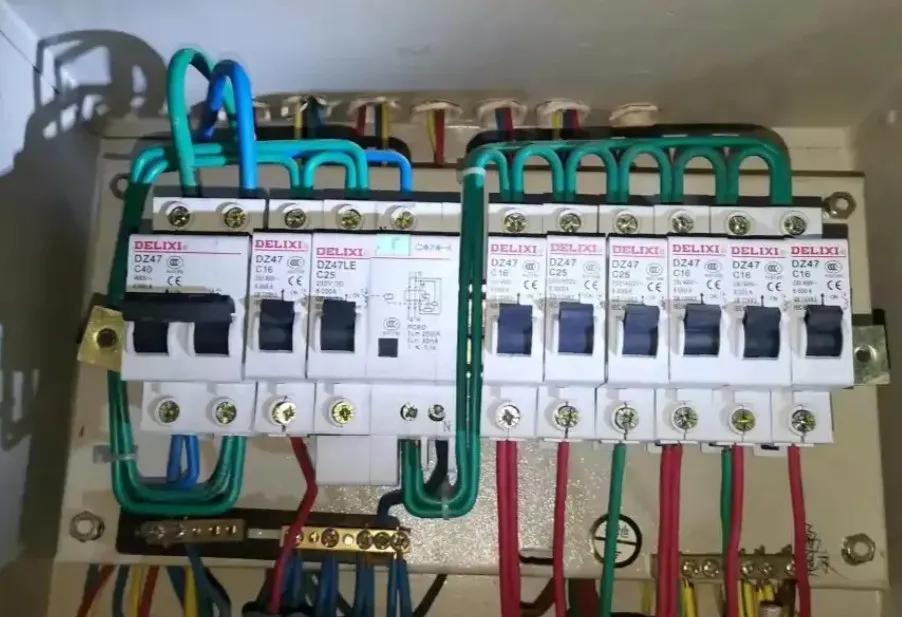 故障导致线管里漏的水，全被烧开了，老电工都被惊到了