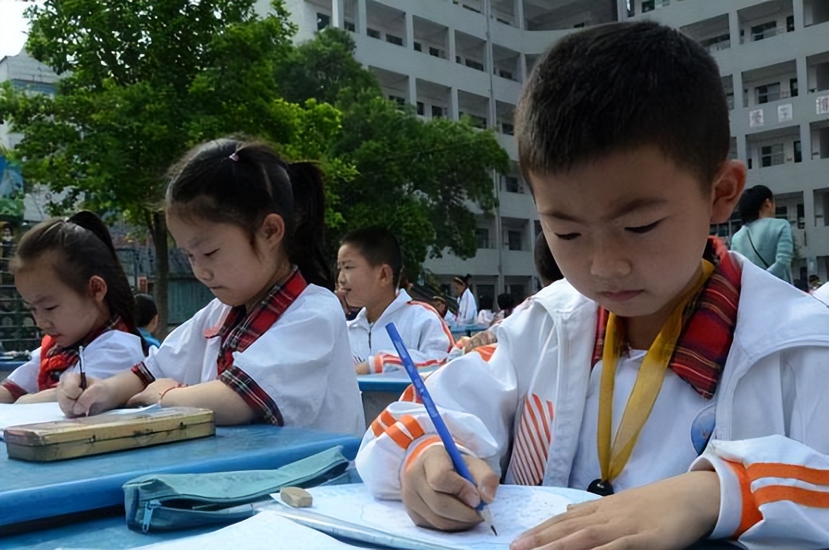 老师要求家长在试卷上签字并点评,家长给学生试卷签字该怎么签