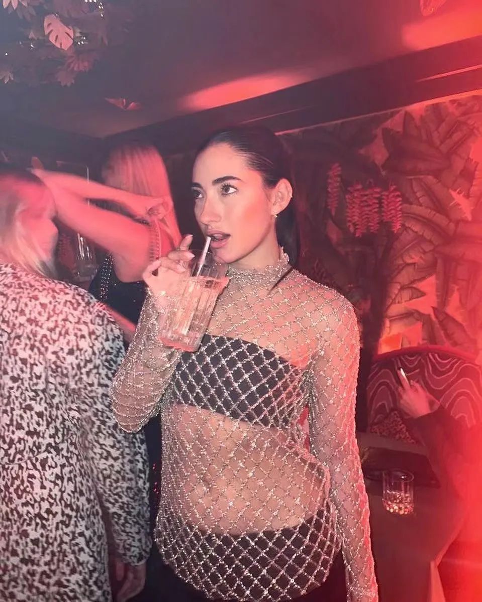 真出色！穆帅的宝贝女儿有颜值也要靠才华