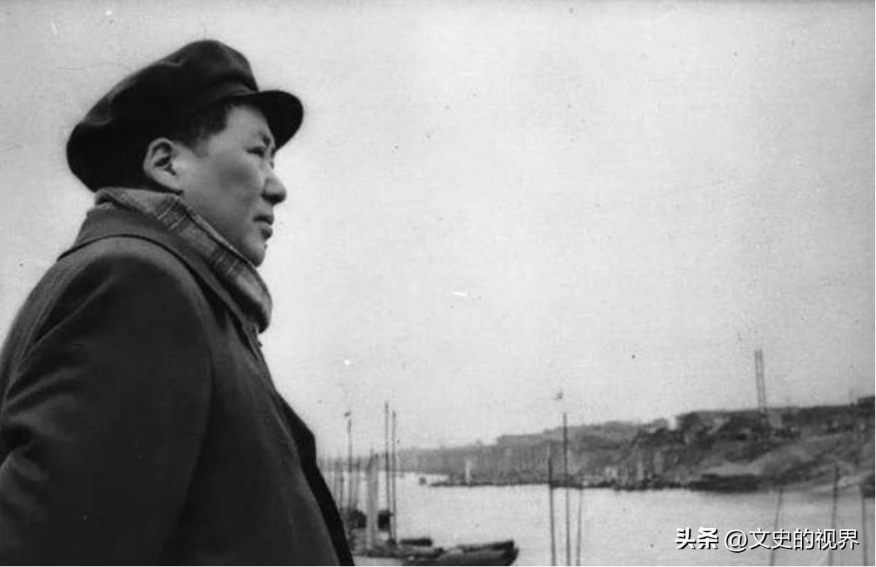 52年毛主席参观孔庙，饶有兴致地考了旁人一题：可知孔子姓什么？