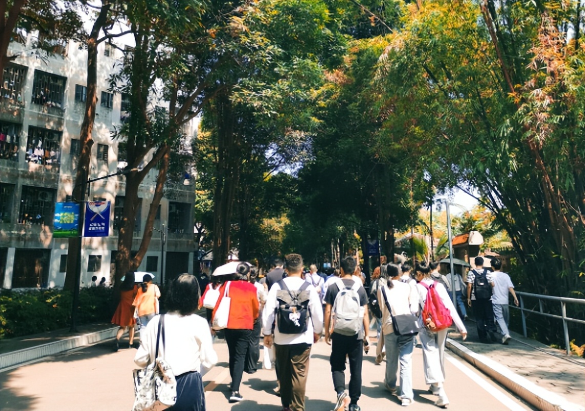 重庆“三宝部长”张宗海，两万买校花*夜初**，靠*阳药壮**拱70个女友