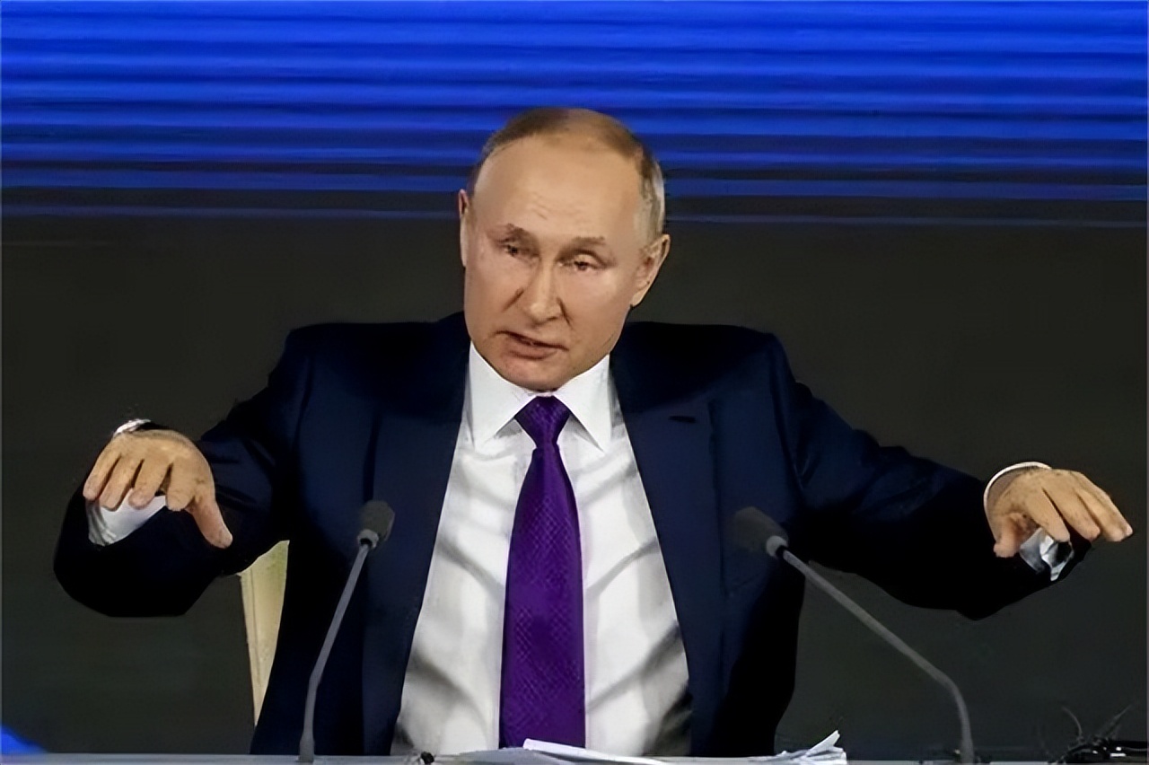 为什么普京走路右胳膊不摆动,普京为什么走路一个胳膊不动