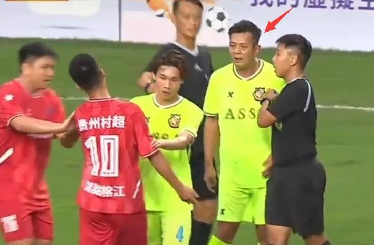 黄日华踢球拉拉队,黄日华踢村超球员后续