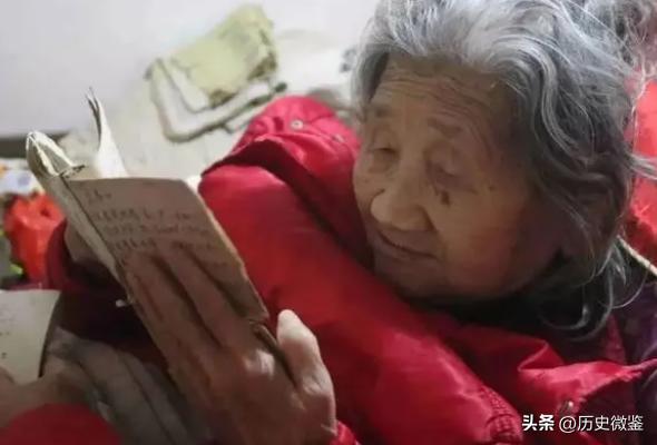 广西桂林街头男扮女装卖艺,广西桂林一男子穿旗袍街头卖艺