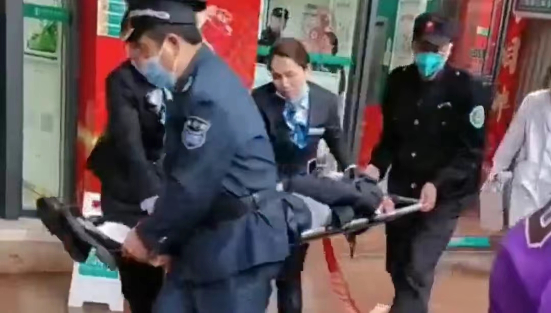 男子持小榔头进入银行打伤职员,男子持榔头打伤银行职员现在如何