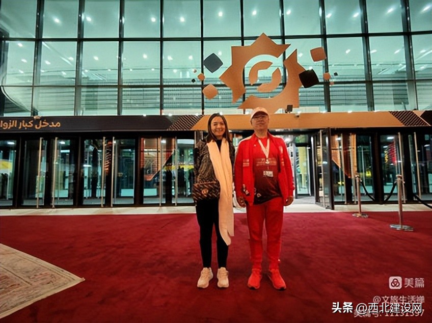 球迷王子与中国象棋冠军褚宸女士在卡塔尔世界杯