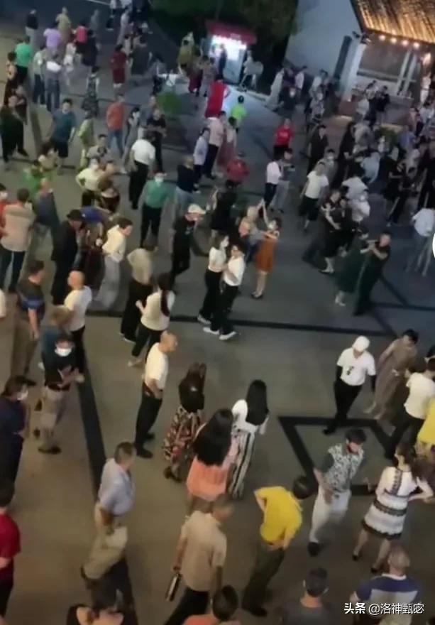 苏州新市桥露天跳舞，舞客为何趋之若鹜？