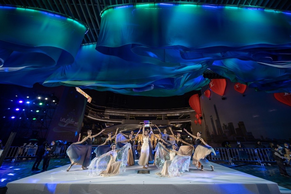 “Let’sGlowWell.寻极光耀心光”在前滩太古里邂逅浪漫极光