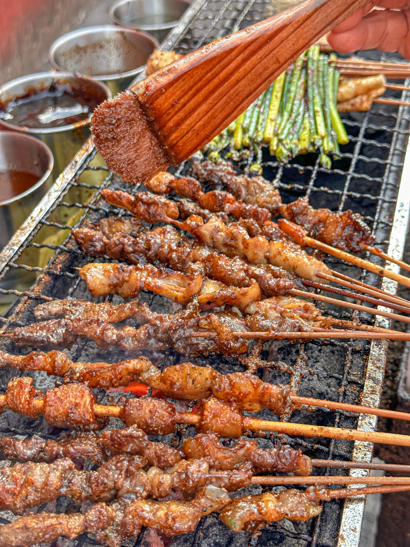 90后小夫妻摆摊卖烧烤,90后摆摊烧烤每个月8万