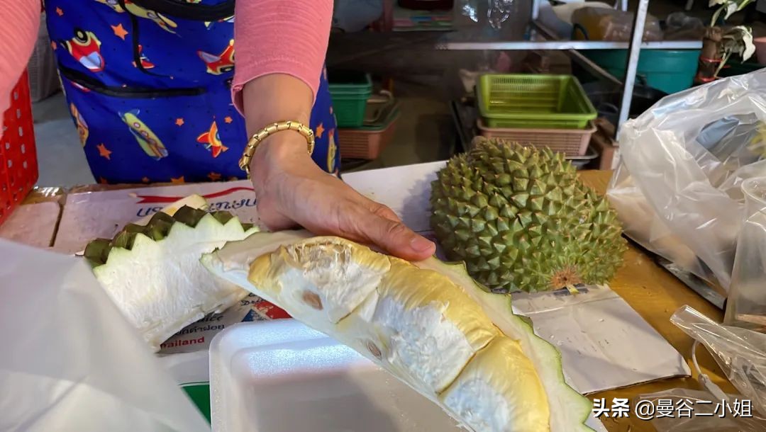还吃啥榴莲自助?来泰国路边摊吃榴莲,100块钱管饱
