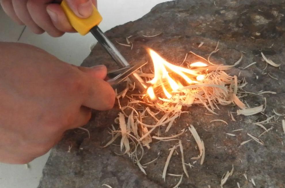 古代用火石取火视频,古代火镰燧石取火方法