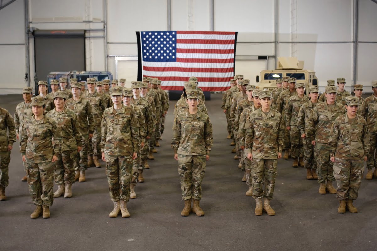 华人女兵在美军舰上干什么,美军华裔女兵向中国海警喊话