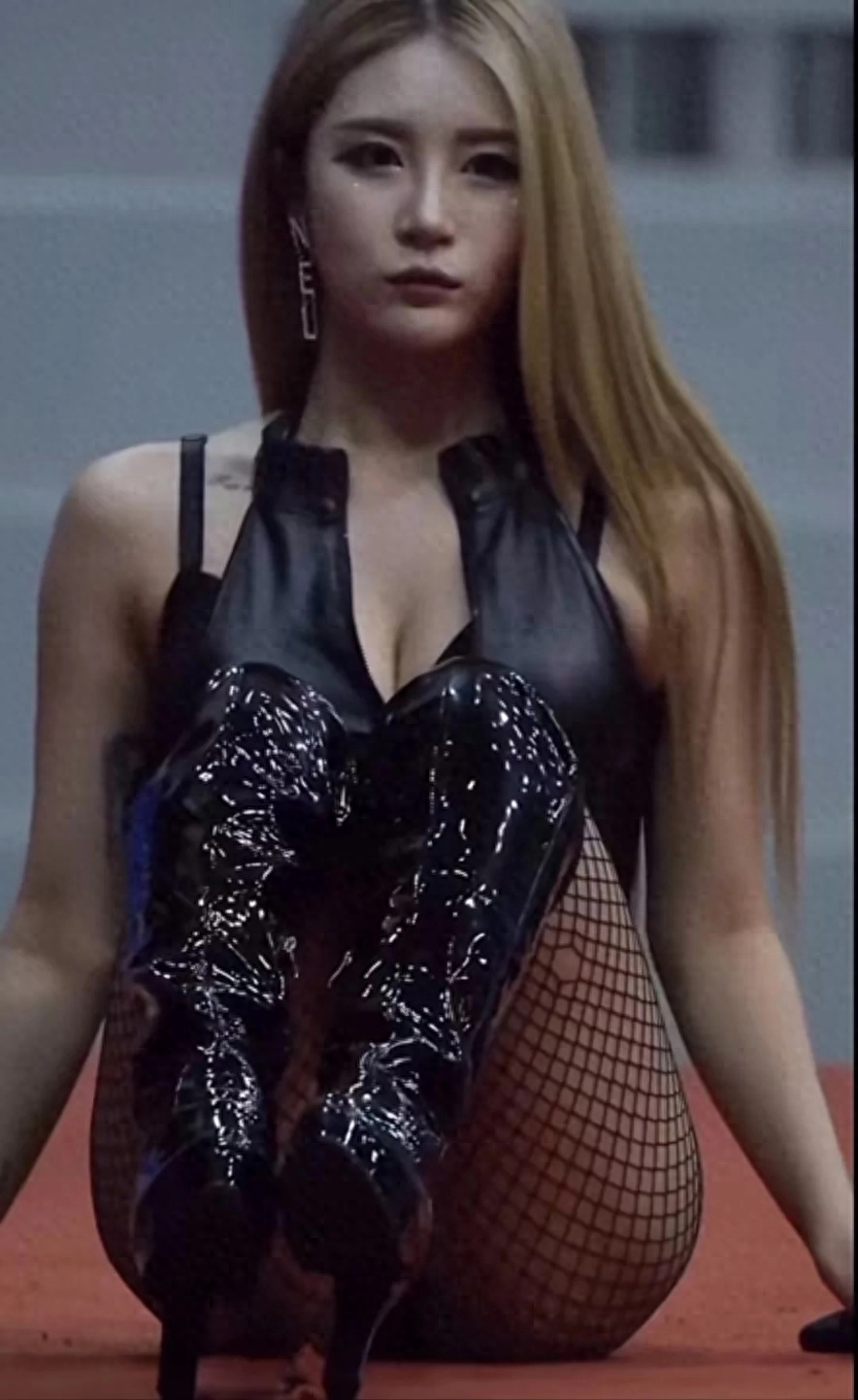 韩国女爱豆着装引争议，衣服盖不住侧乳，网友：是在弘扬传统文化