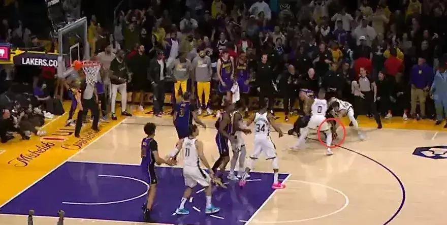 丁威迪雄鹿队,丁威迪雄鹿追身三分