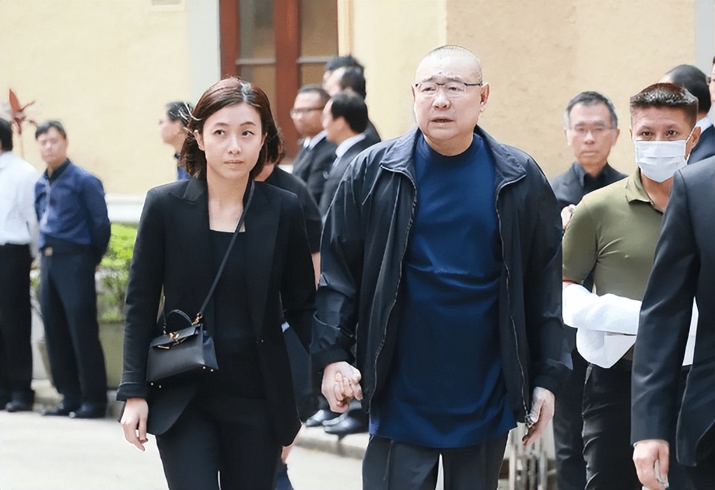 宝咏琴离婚时多少岁,宠夫大结局