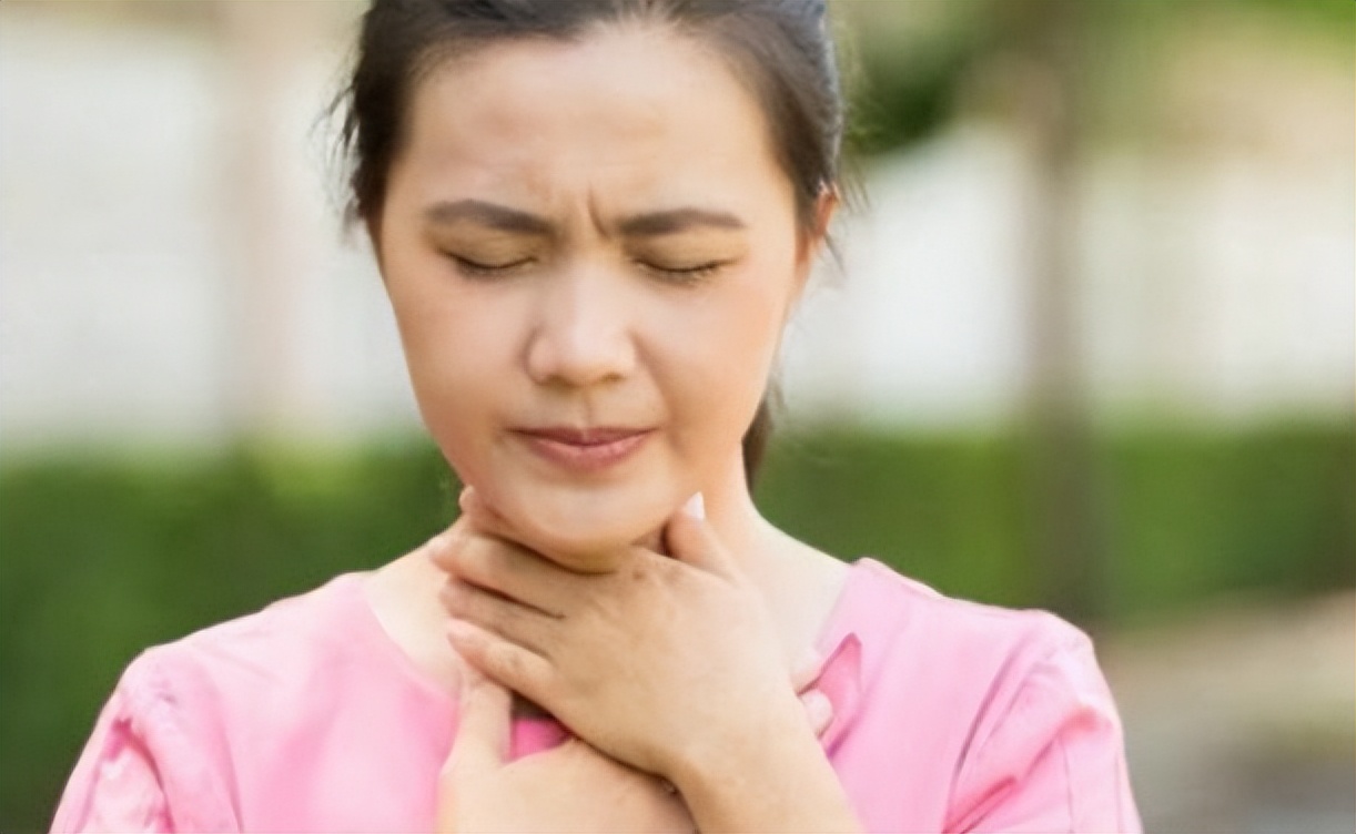 喉咙经常有炎症怎么回事,喉咙出现4个症状呼吸不畅