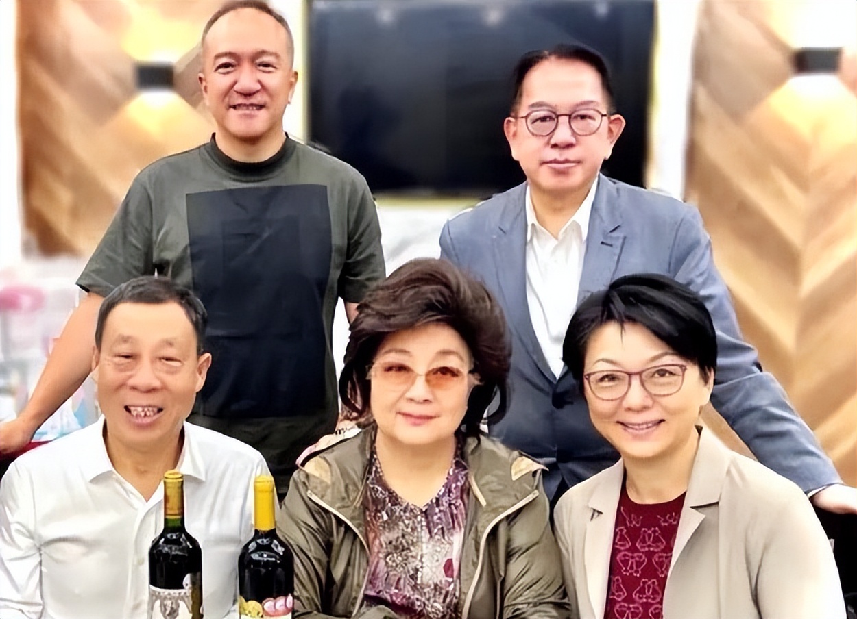 徐小凤怼人场面,周润发致敬徐小凤图文