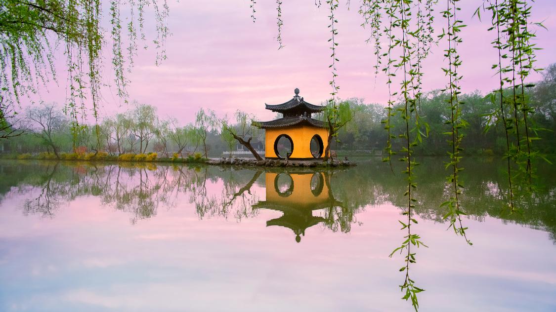 赵翼《西湖晤袁子才喜赠》：才可必传能有几，老犹得见未嫌迟