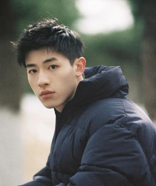 不请流量、不谈恋爱,电影《五个扑水的少年》如何逆袭成为黑马?