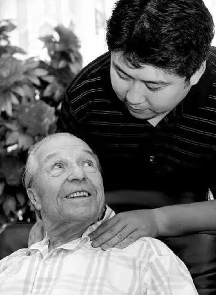 中国小伙报恩把瑞士房东接来养老,中国小伙为报恩接瑞士老人回国