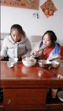 这个抹胸裙是怎么保证它不掉下来的？