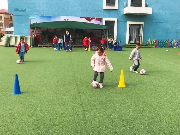 香蕉哥哥，一起动起来吧！奎文区实验幼儿园让更多的孩子逐梦绿茵