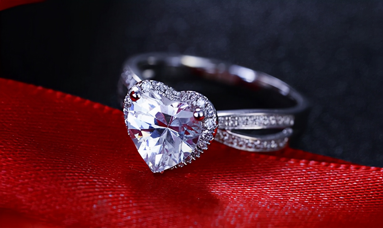 给父母买婚戒多少钱合适,结婚的戒指是彩礼钱买吗