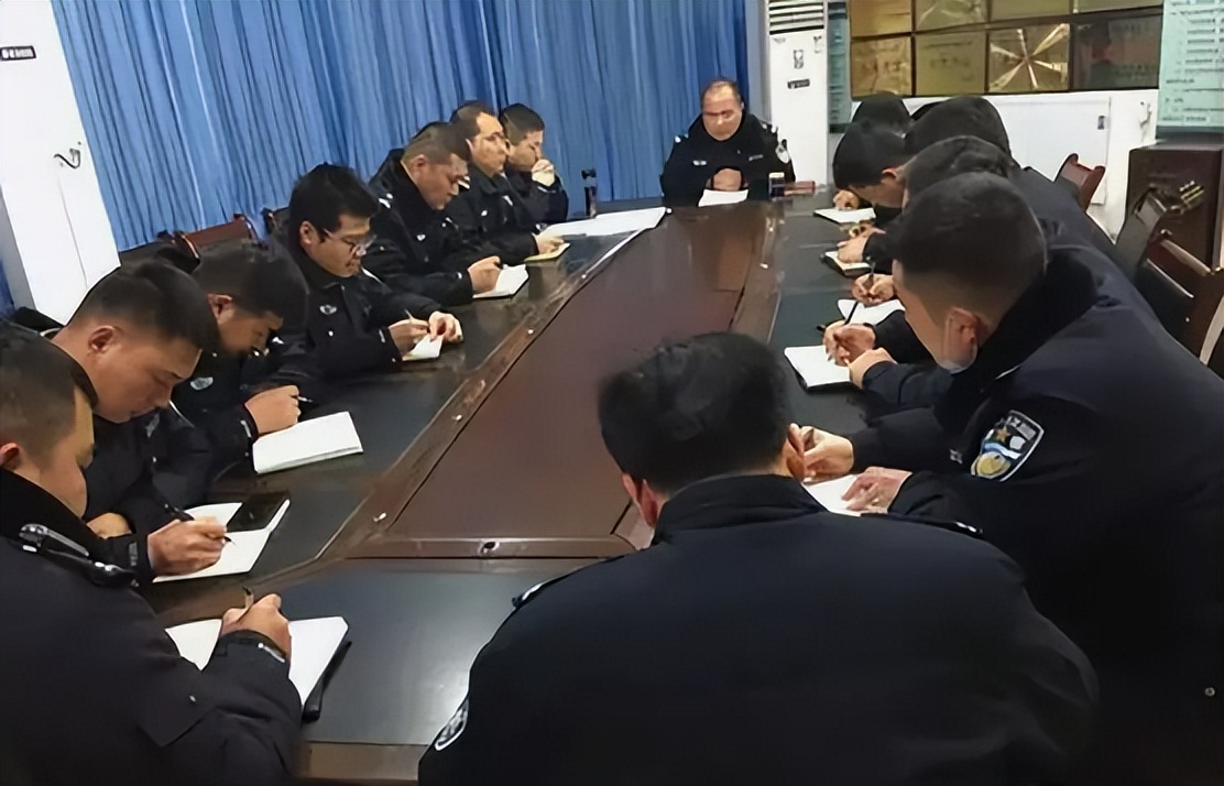 2014年，54岁老汉跳楼却砸死路人，警方调查发现其为17年前在逃犯