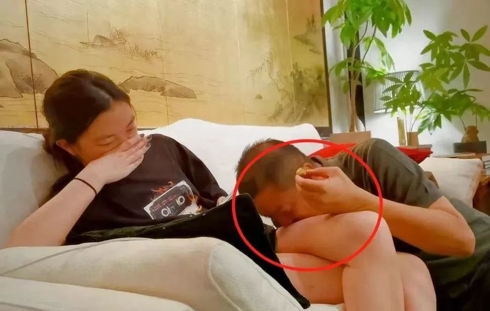 有一种尴尬叫“星二代玩性感”，*裤底**胸部全露，让明星父母都脸红